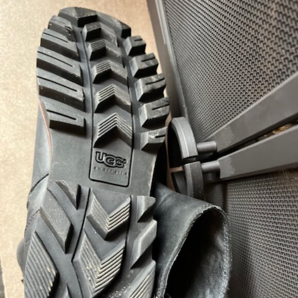 Men's Ugg 8" high, Black Leather Zippered Boot - Picture 4 of 7